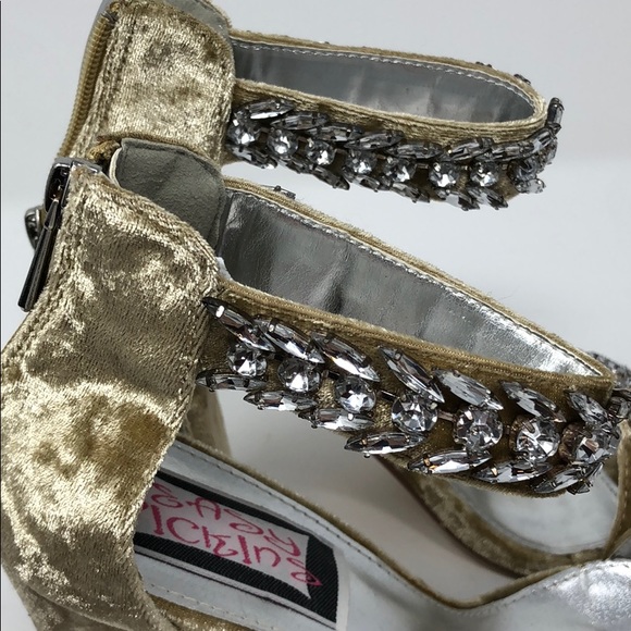 Cape Robbins Velvet Mustard high heels - Picture 4 of 5